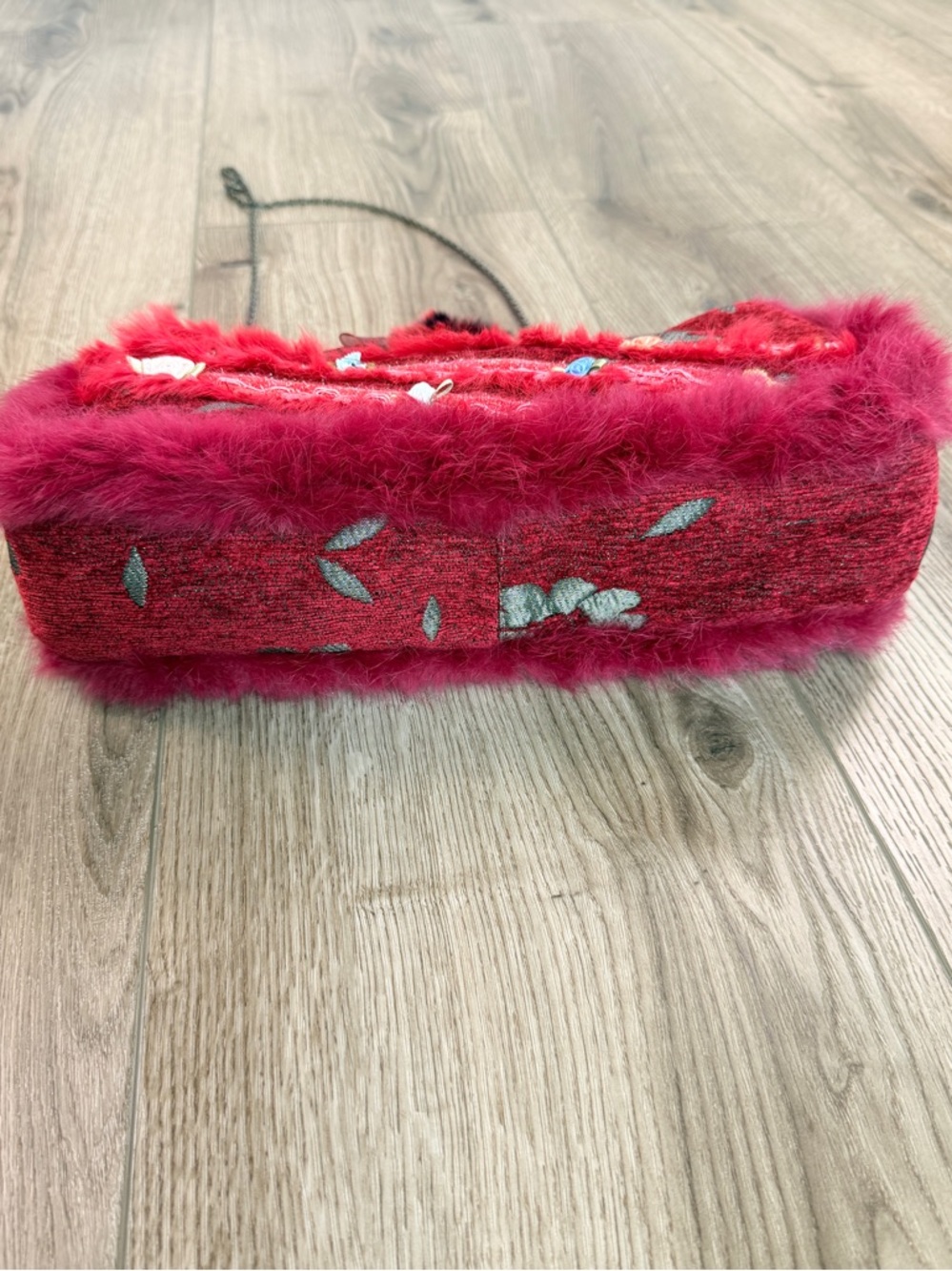 Sassi Cindi faux fur and tapestry handbag/crossbody Deep Red Kiss lock closure - Picture 3 of 10